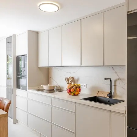 Banus - Banus - Dama De Noche - Fully Renovated Designer 2br - 2ba - Large Outdoor Terrace With Dining Area - Bright & Modern - Brand New Furniture & Appliances - S Pools - Ideal For Families شقة