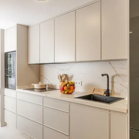 شقة Banus - Banus - Dama De Noche - Fully Renovated Designer 2br - 2ba - Large Outdoor Terrace With Dining Area - Bright & Modern - Brand New Furniture & Appliances - S Pools - Ideal For Families *