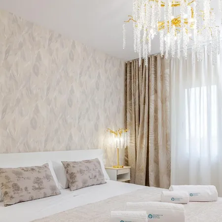 Banus - Banus - Dama De Noche - Fully Renovated Designer 2br - 2ba - Large Outdoor Terrace With Dining Area - Bright & Modern - Brand New Furniture & Appliances - S Pools - Ideal For Families شقة *