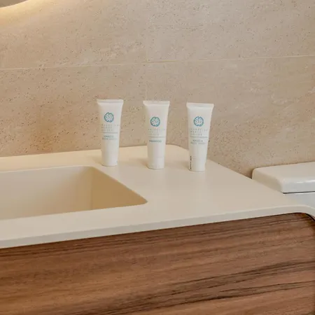 Banus - Banus - Dama De Noche - Fully Renovated Designer 2br - 2ba - Large Outdoor Terrace With Dining Area - Bright & Modern - Brand New Furniture & Appliances - S Pools - Ideal For Families شقة