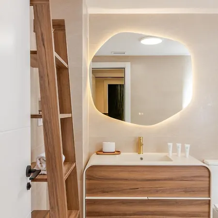Banus - Banus - Dama De Noche - Fully Renovated Designer 2br - 2ba - Large Outdoor Terrace With Dining Area - Bright & Modern - Brand New Furniture & Appliances - S Pools - Ideal For Families شقة