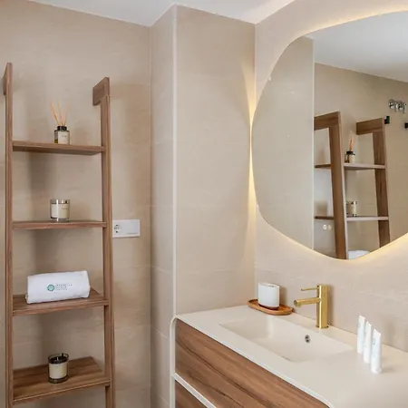 Banus - Banus - Dama De Noche - Fully Renovated Designer 2br - 2ba - Large Outdoor Terrace With Dining Area - Bright & Modern - Brand New Furniture & Appliances - S Pools - Ideal For Families شقة ماربيا