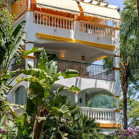 شقة Banus - Banus - Dama De Noche - Fully Renovated Designer 2br - 2ba - Large Outdoor Terrace With Dining Area - Bright & Modern - Brand New Furniture & Appliances - S Pools - Ideal For Families